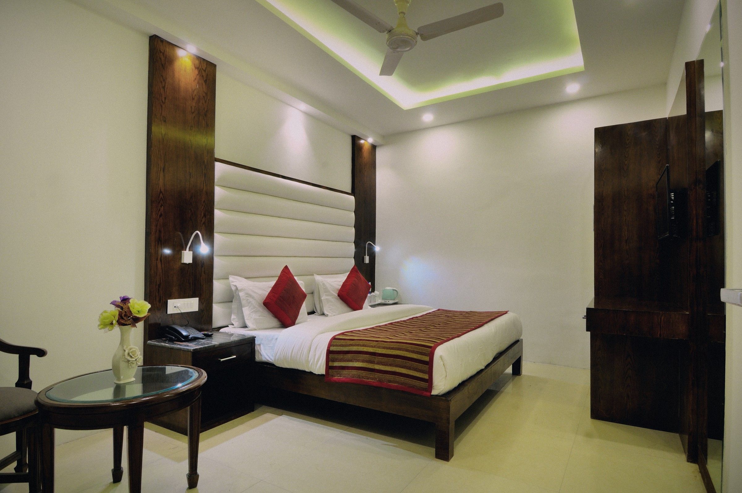 Deluxe room at The Yuvraj, photo 1