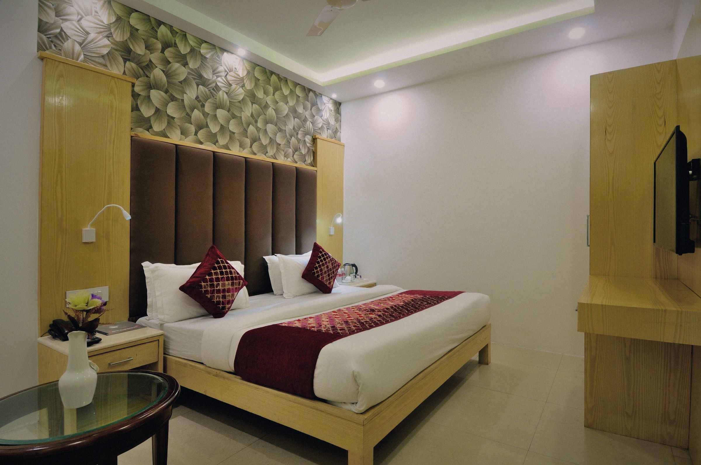 Deluxe room at The Yuvraj, photo 2