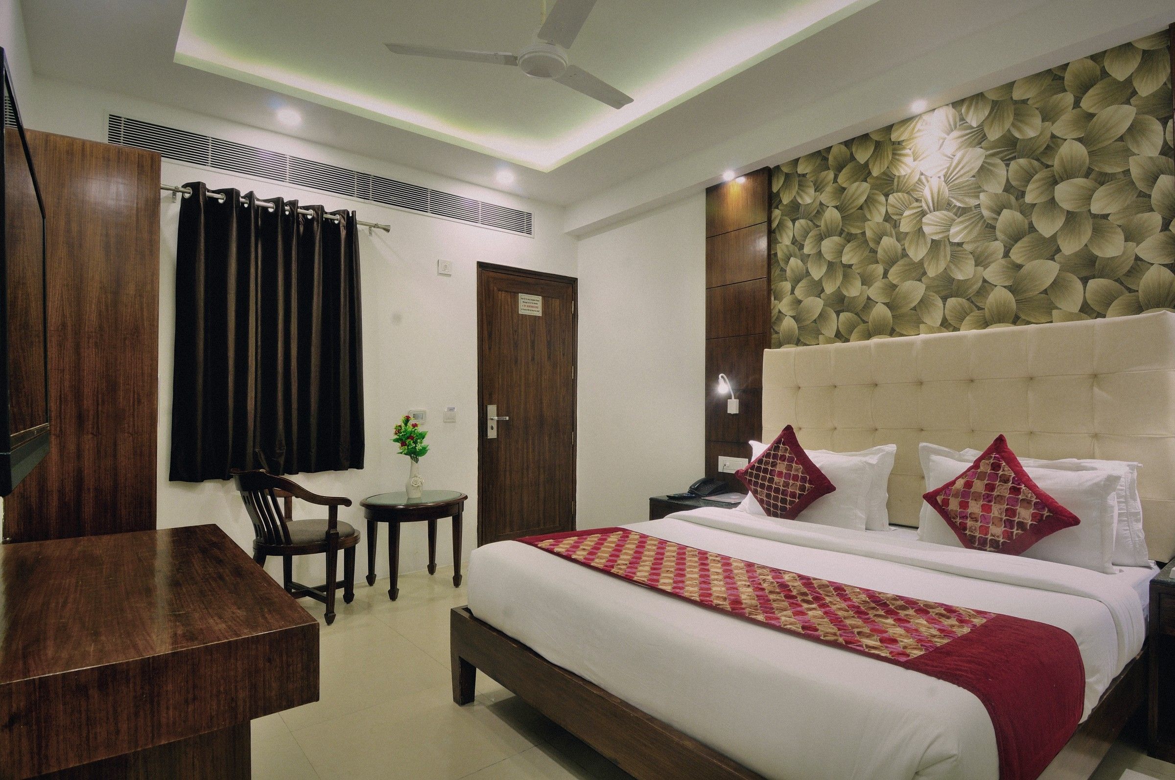 Deluxe room with leaf-print wall
