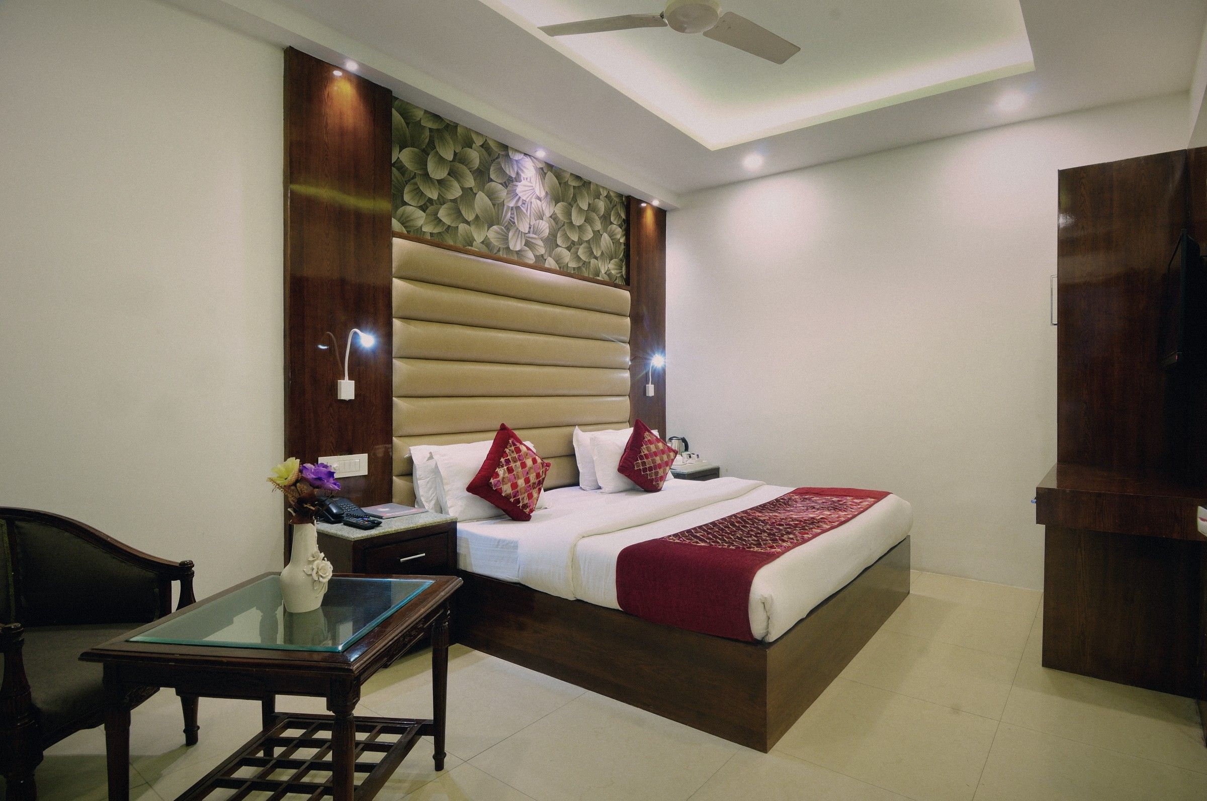 Deluxe room at The Yuvraj, photo 4