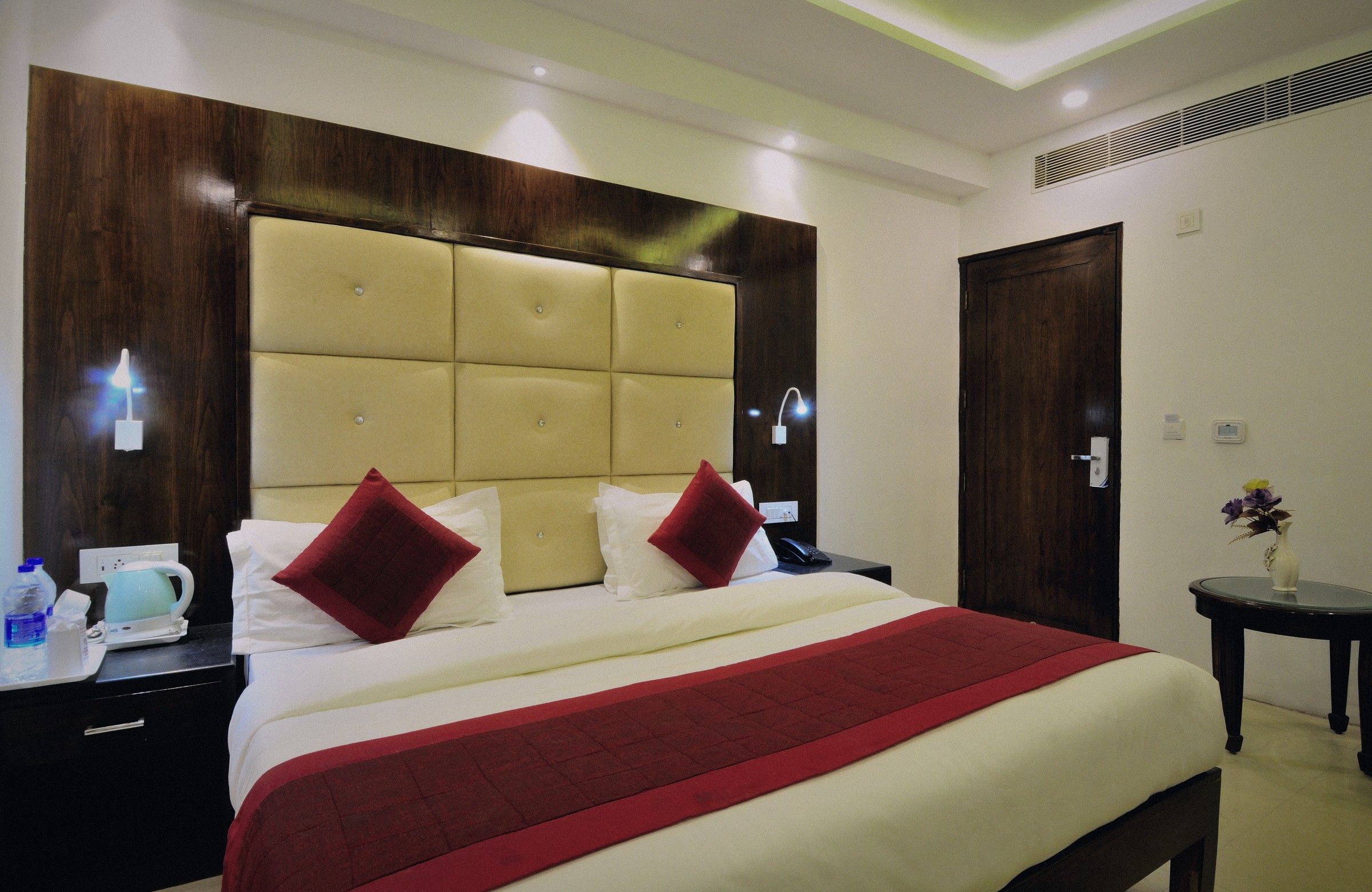 Super Deluxe room with a panelled headboard