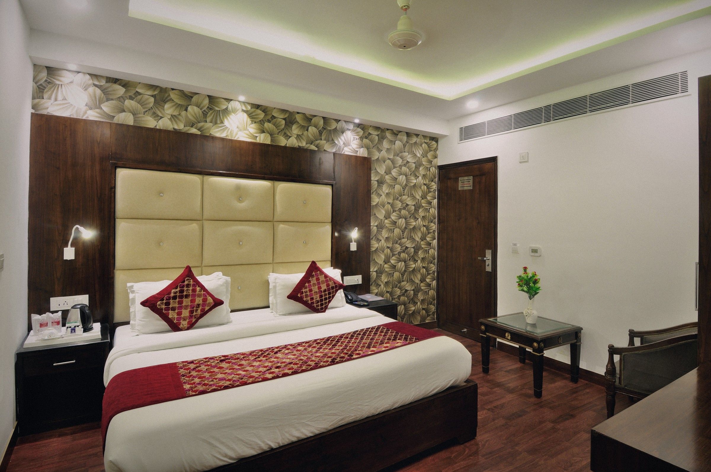 Super Deluxe room at The Yuvraj, photo 3