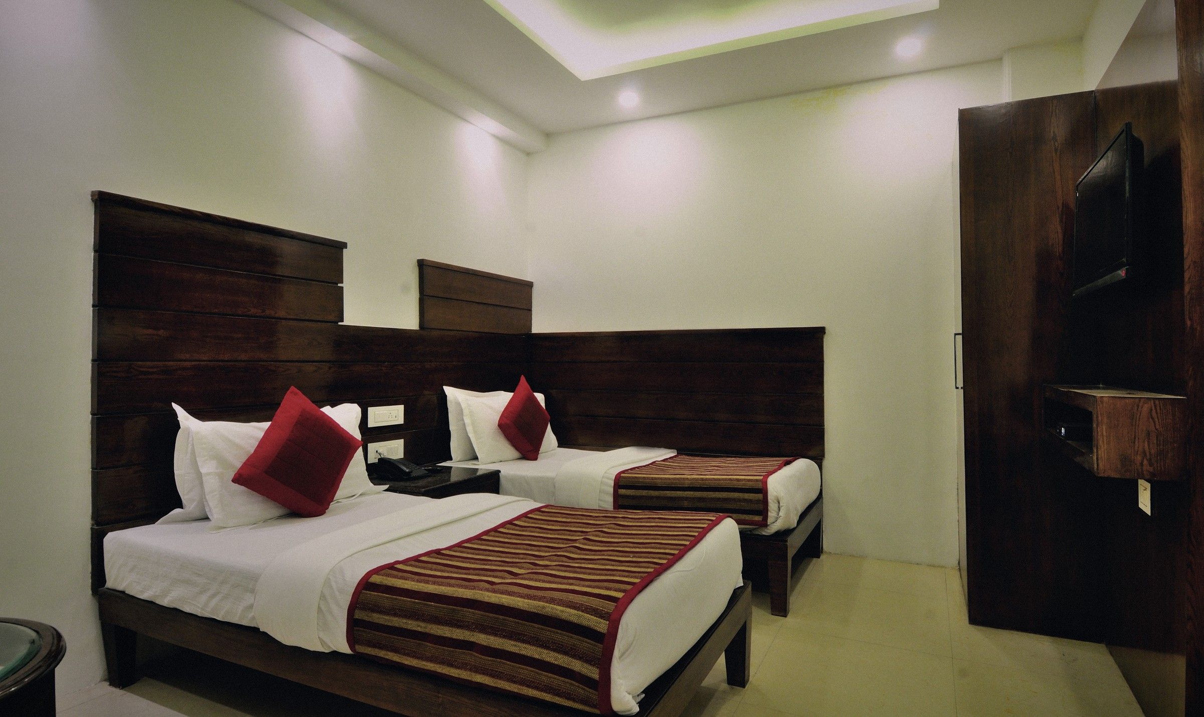 Deluxe Twin room at The Yuvraj, photo 3