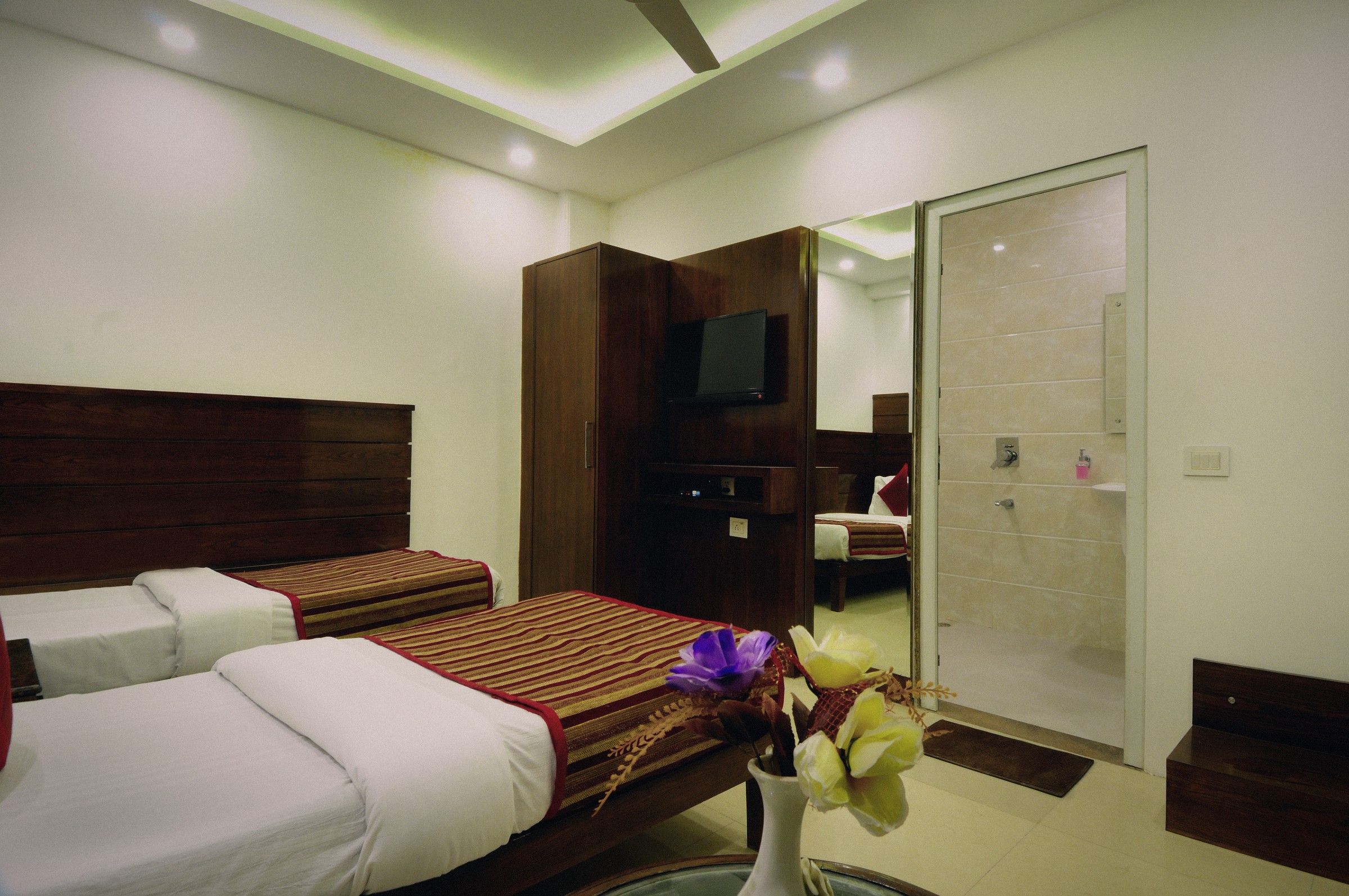 Deluxe Twin room at The Yuvraj, photo 2